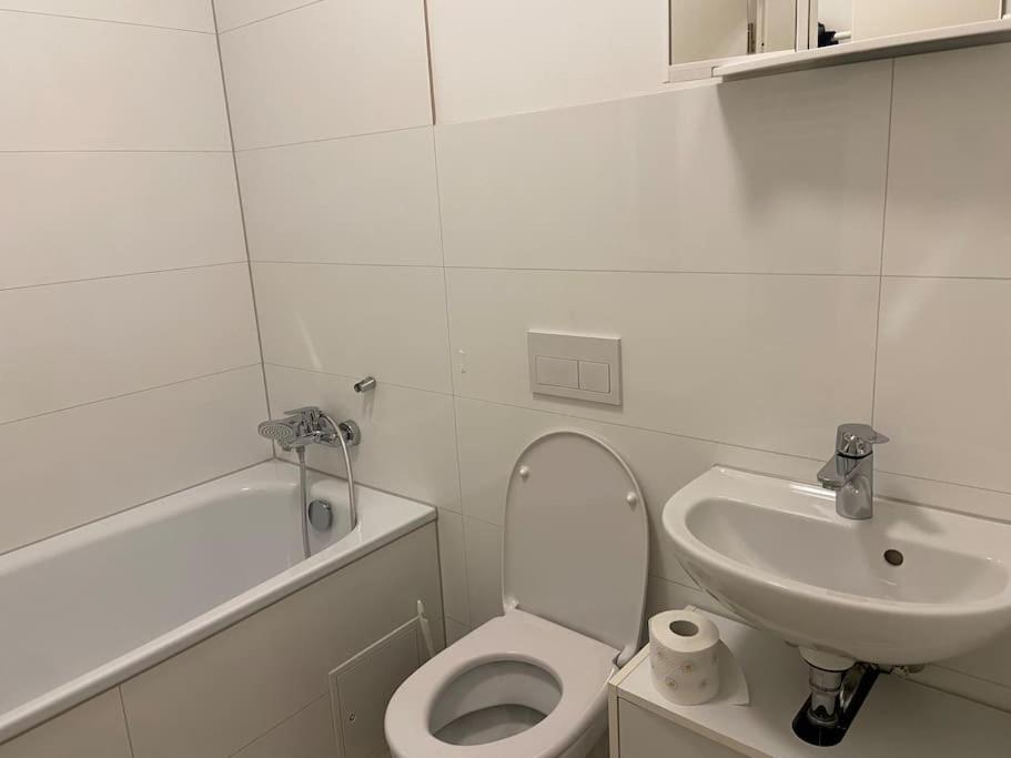 Apartment With Balcony Koln Bagian luar foto