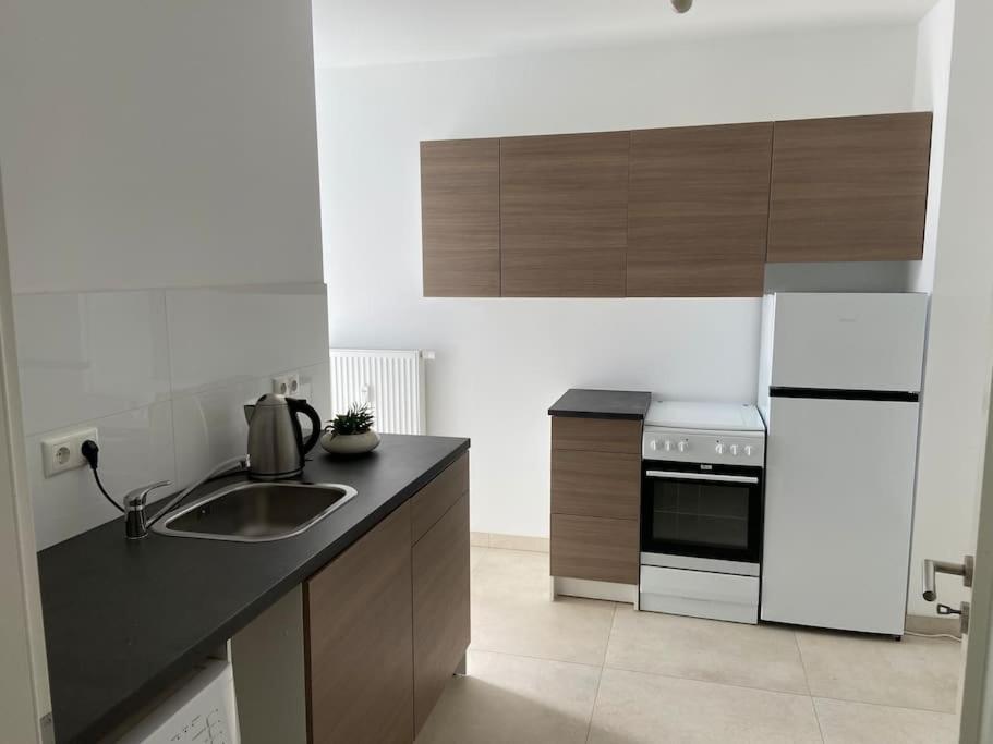 Apartment With Balcony Koln Bagian luar foto